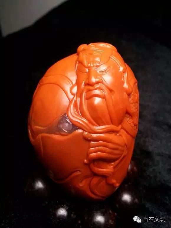 整体为紫红色,如绽放的玫瑰,史上较为罕见,在凉山南红矿中有一定量的