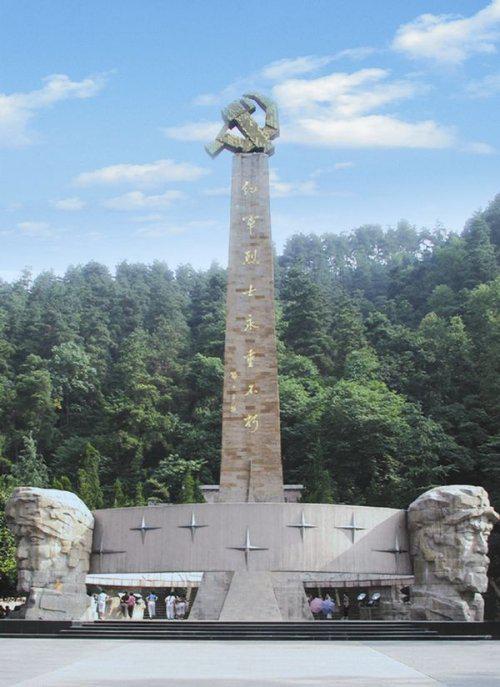 一,景点简介红军山原名"小龙山,为了纪念在遵义战役中牺牲的红军烈士