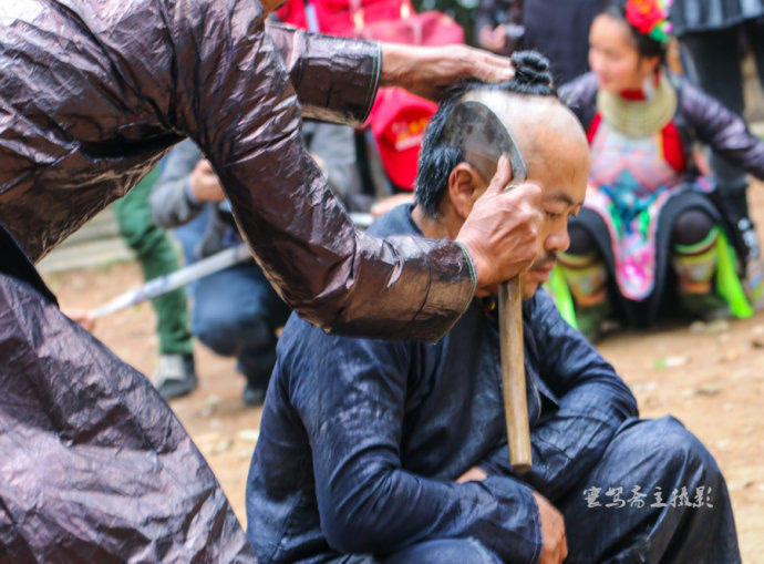 多彩贵州:实拍岜沙苗寨里的"镰刀剃头"
