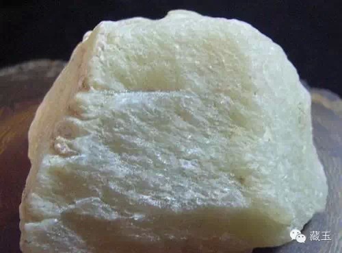 结构显示的玉性比较明确,玉性不稳定,玉质的不确定因素较多;目前和田