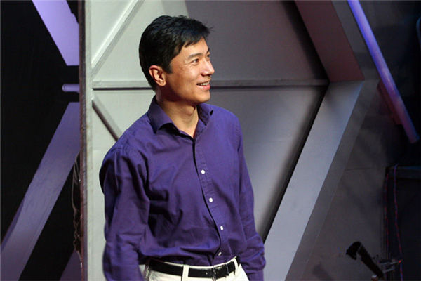 时尚大佬|李彦宏独爱立领衫 刘强东腰线卡到胸