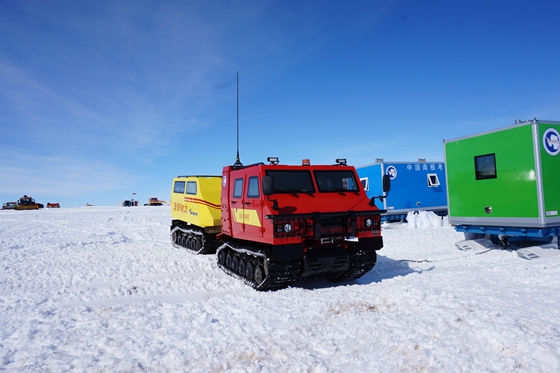 中国首款国产极地全地形车亮相南极