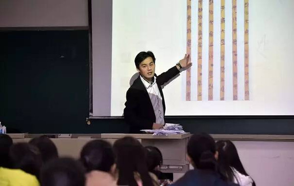 他是西南大学历史学院的鹏宇老师!