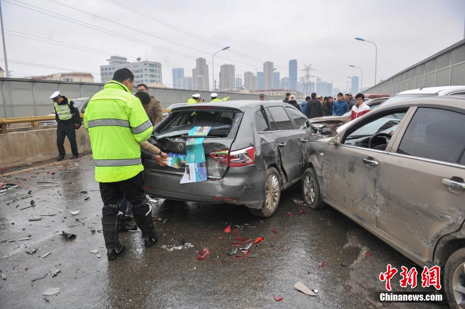 昆明遇降雪路滑致多车相撞(组图)