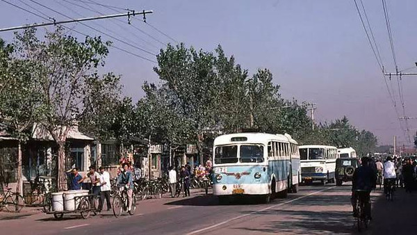 90年代的7路電車,已經有現代公交車的樣子了,但是還是拖著兩條大辮子.