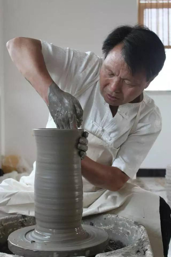 李廷怀,男,1952年出生于河南汝州,中国陶瓷设计艺术大师,首批汝窑非