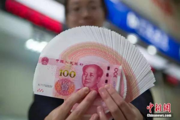 11月12日,山西太原银行工作人员展示新版100元人民币 张云 摄