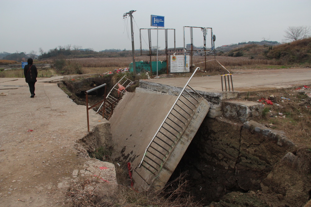 湖南邵阳现“天坑村” 河水断流田地被吞房塌桥断