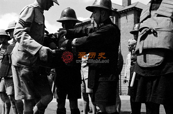 1937年上海租界巡捕行动当时居然就配备防弹衣了