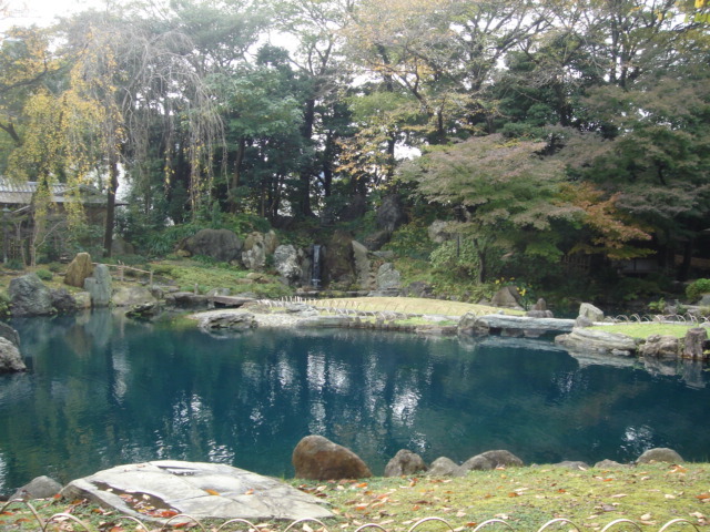 日本靖國神社池塘被人插上中國國旗疑似惡作劇