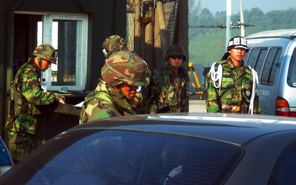 身着迷彩服的韩国宪兵仔细检查过往车辆,朝鲜半岛南北两端的紧张气氛