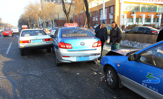 西三条路南市街妇产医院门前发生一起三车追尾的交通事故,所幸事故没