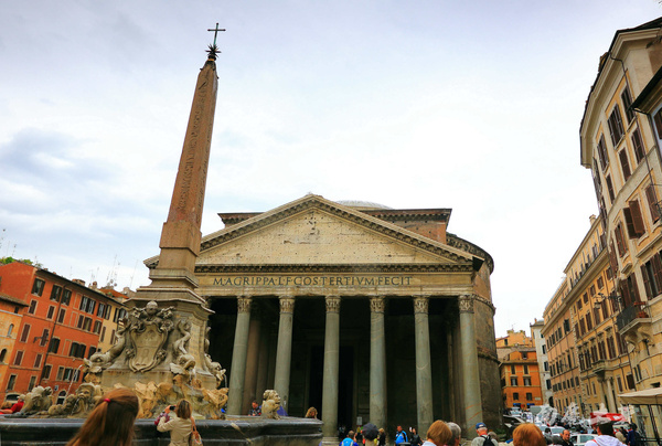 罗马万神庙前广场的方尖碑(摄于2014年5月)