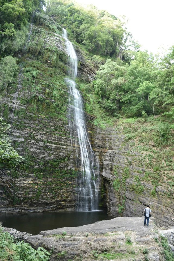 剑湖瀑布景点位于无量山国家级自然保护区边缘,四周林深树茂,峰险谷深