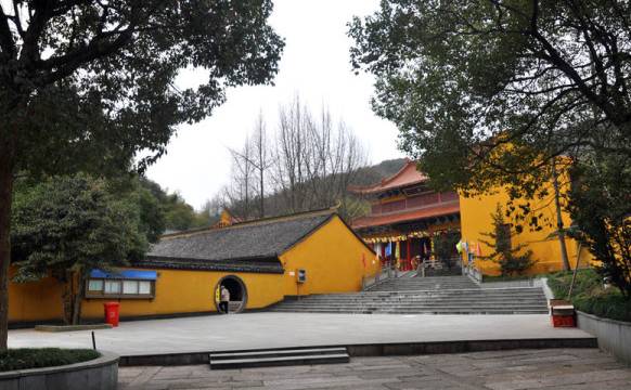 东福源禅寺,位于义桥镇昇光村塘坞自然村西南的里庵坞,民间俗称里庵坞