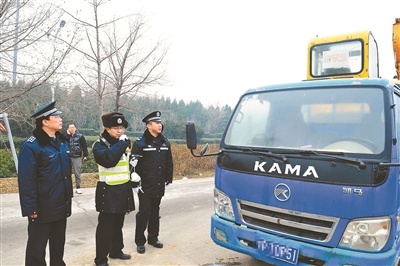 北京的早高峰虽然堵,但是一般到9点就基本结束了,而海淀杏石口路的早高峰每天却要持续到10点。北京青年报记者从交管部门获悉,佟家坟路口、常润路口、常青园路口三个路口的红绿灯东西向配时分别增加20秒,定点岗位变为巡定结合岗位。目前,原本持续到10点的早高峰,现在8点半就基本结束了。