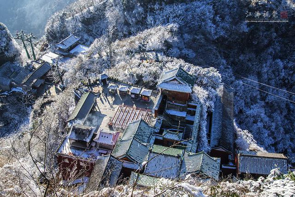 武當雪景乘坐景區大巴到瓊臺,換乘索道上山抵達金頂景區時,被眼前漂亮