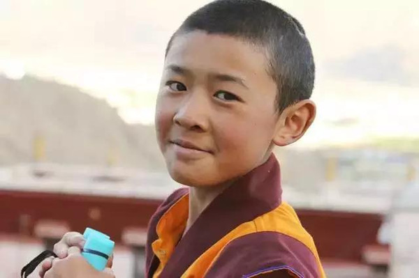 今年11岁的西藏少年洛桑多吉在他六岁的时候被认定为第七世德珠活佛