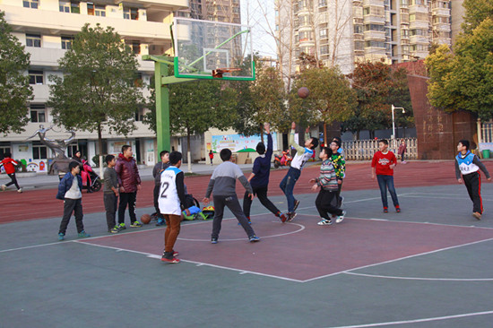 合肥市曙光小学开展两校区的篮球争霸赛2015年12月25日下午,合肥市