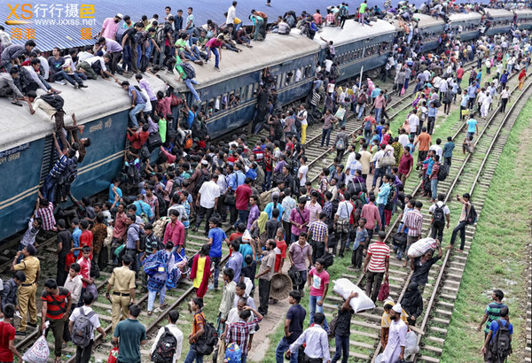 开斋节前夕,民众爬上拥挤的火车坐在车顶,人潮爆满,火车里外上下都是