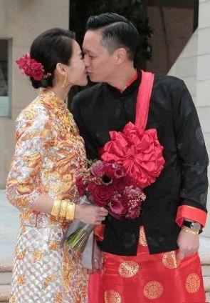 没想象中那么紧张,老公李乘德今早说爱的宣言很肉麻,她在婚礼宣读