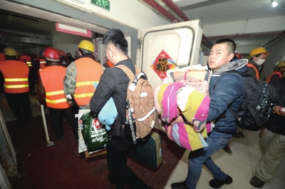 租户抱着行李离开。