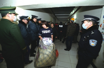 多个部门人员在现场联合执法。