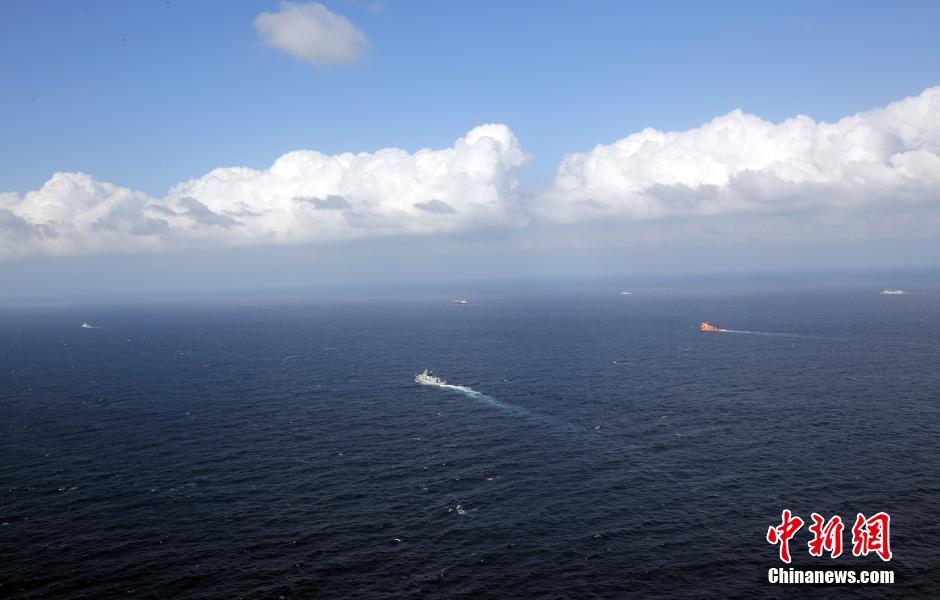 以來,先後穿越大隅海峽,薩蘭加尼海峽,望加錫海峽,巽他海峽等海峽海道