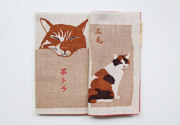 一大块的手巾,像经书一样叠起来,经过简单的线缝,形成了这样的手巾书.