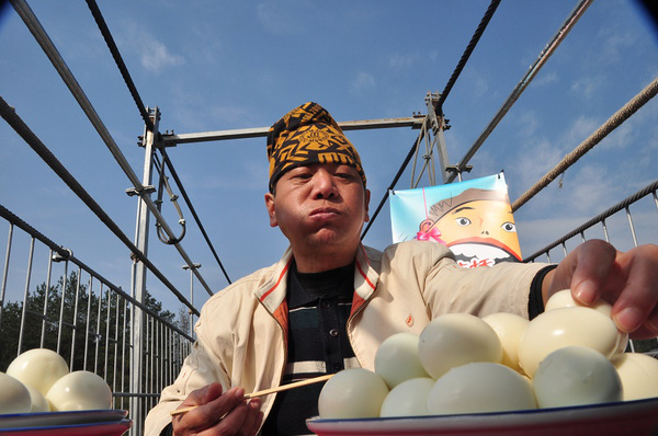 中国"大胃王"高空狂吞鸡蛋配活虫 吓尿了