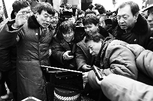 12月30日,救援人员通过生命信息钻孔探测系统与被困矿工取得联系。 新华社发