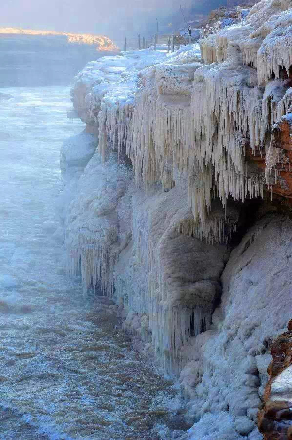 大方吊水岩瀑布冰图片