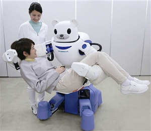 日本"保姆机器熊,能将行动不便的老弱病人从轮椅上抱起并转移到床上