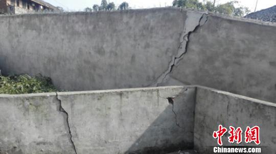 地震造成当地部分墙体开裂。 钟欣 摄