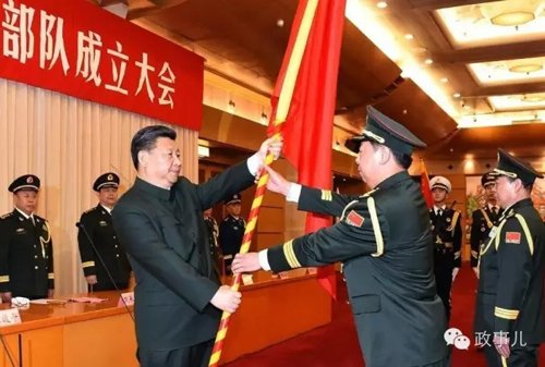 习近平向陆军司令员李作成、政委刘雷授旗