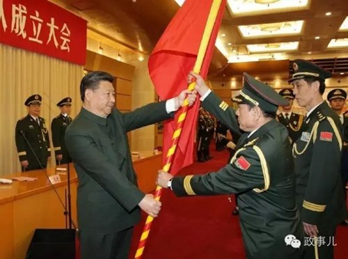 习近平向火箭军司令员魏凤和、政委王家胜授旗