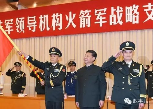 习近平向战略支援部队司令员高津、政委刘福连授旗