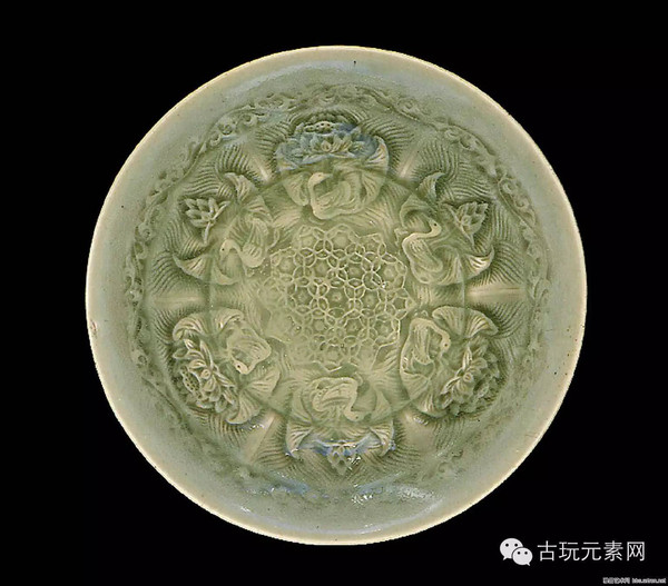 耀州窑 模刻加手刻鸭与莲花纹青瓷盘碗11世纪 直径 18