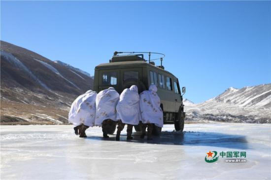 官兵们不畏严寒缺氧,踏雪巡逻,守卫着边境的安宁,官兵用边防军人特殊