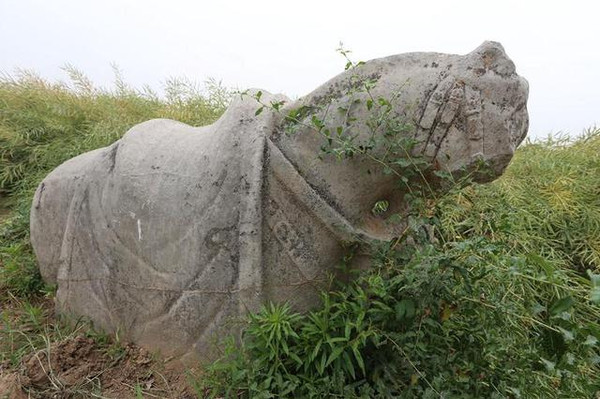 一首"荆山原头四季青,松柏苍苍映太空,狐兔兢窜百鸟叫,墓冢嵬嵬罕人