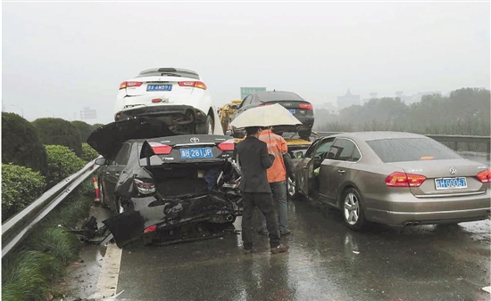 雨雾天气杭甬高速现大车祸 六车追尾两辆叠罗汉