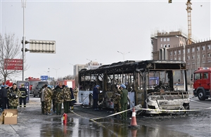 1月5日,在宁夏银川市贺兰县,公交车着火后被烧毁 新华社发