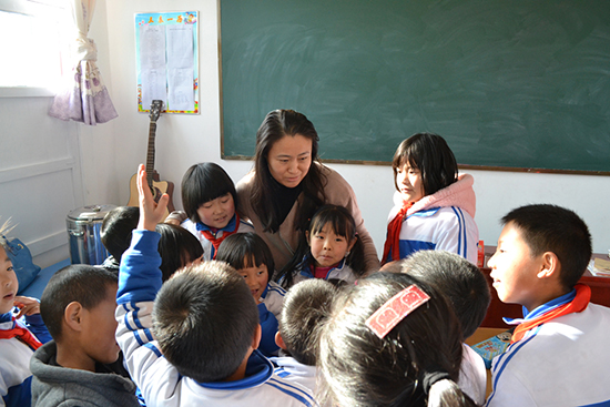 秀兰集团董事长郝海玲看望秀兰希望小学师生(组图)