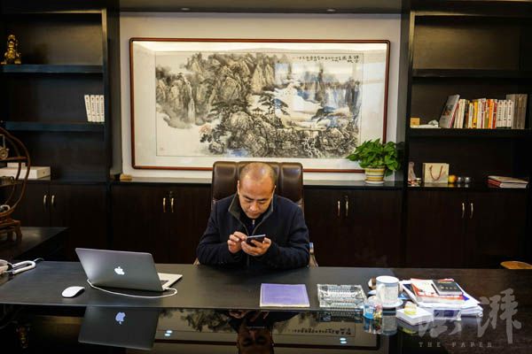 叶照辉在办公室。