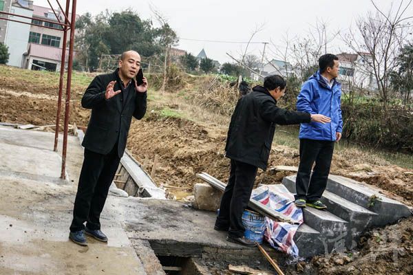 叶照辉现在从早到晚有接不完的电话,有谈业务的,有老朋友打电话关心的。