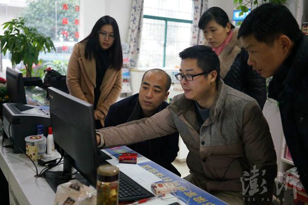 叶照辉在和农民商讨本地电商“村村通”。