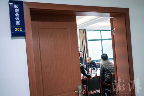 叶照辉和同事到拜访当地一个政府部门,寻求蓝莓种植的土地资源。