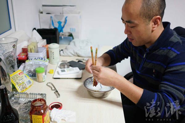 叶照辉在吃早饭。