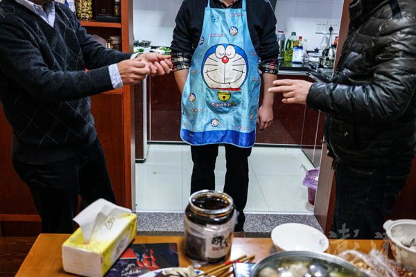 叶照辉到同事家下厨做饭。