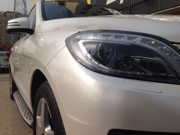 奔驰ml350贝壳白车身改色贴膜